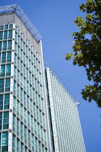 现代办公大楼的建筑细节。图片下载