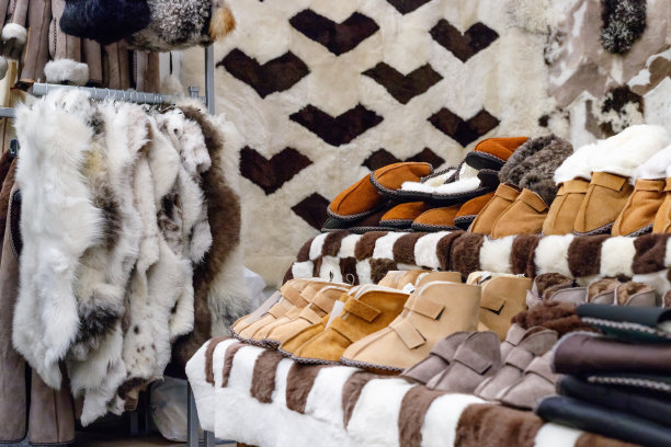 天然毛皮。手工制作的鞋子。图片下载