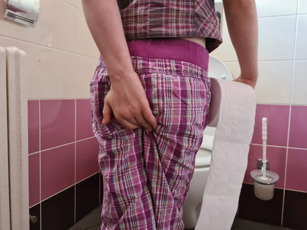 孩子在厕所用厕纸腹泻图片下载