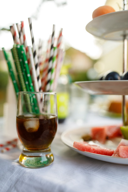 一个有趣的花园聚会后，饮料喝了一半，桌子上还有冰块图片下载