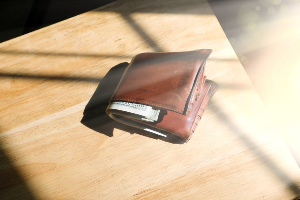 装满钱的皮夹图片下载