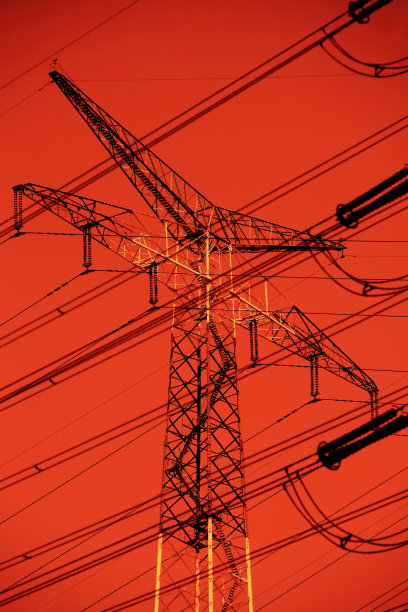 戏剧性的红色暴风雨天空上方的电线图片下载