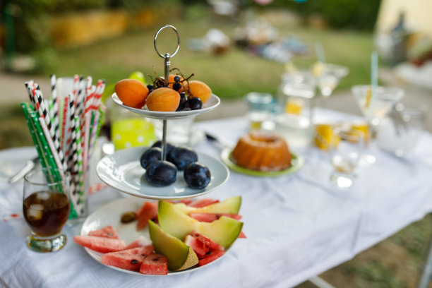 美味的新鲜水果，喝的吸管和杯子留在桌子上的饮料图片下载
