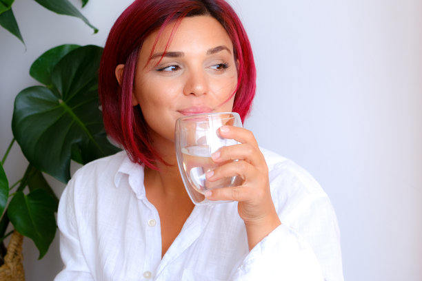 健康美丽的年轻女子端着一杯水图片下载