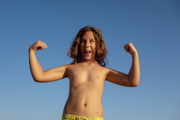 男孩在海里玩得很开心图片下载