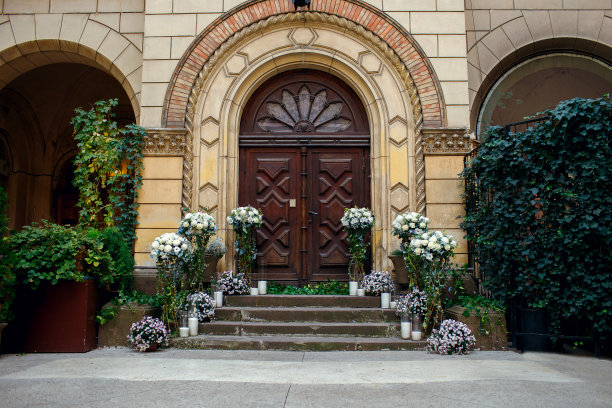 婚礼上，自然的白色花朵映衬着一扇古老的巨大木门图片下载