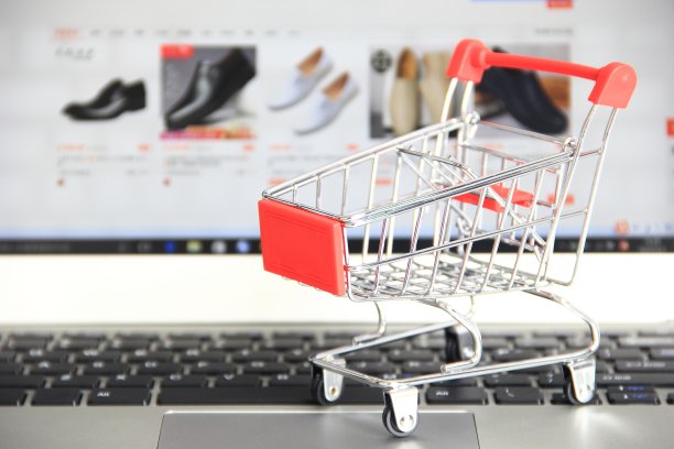 网上购物，购物车和笔记本电脑图片下载