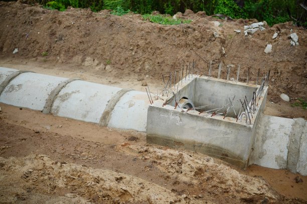 施工现场混凝土排水管、人孔图片下载