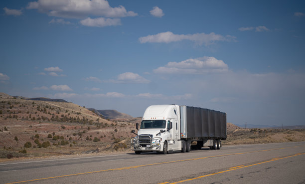 美国公路上的半卡车图片下载