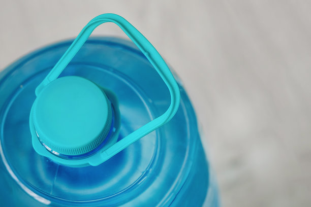 塑料瓶干净的蓝色水站在木制地板上近距离观察图片下载