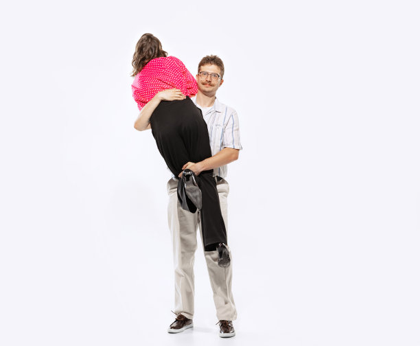 年轻的男女在50、60年代时尚风格的衣服在白底隔离的乐趣。复古复古的风格，商业，广告，情感图片下载