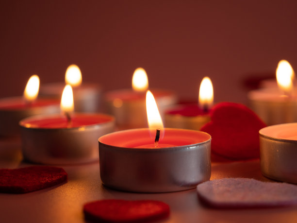 粉色背景上的粉色蜡烛。爱的概念。图片下载