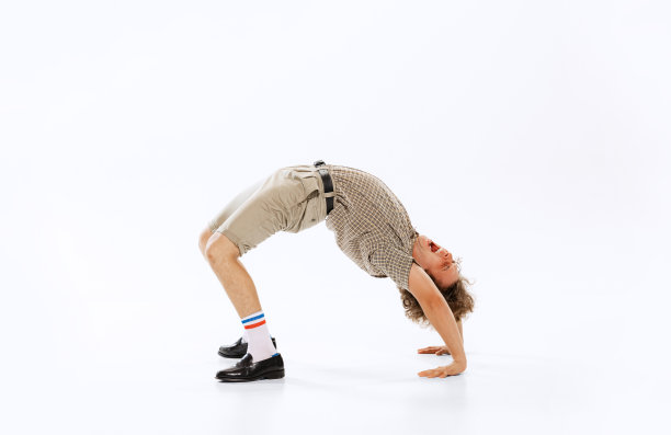 年轻男子的肖像在50、60年代时尚风格的衣服有乐趣孤立在白色背景。复古复古的风格，商业，广告，情感图片下载