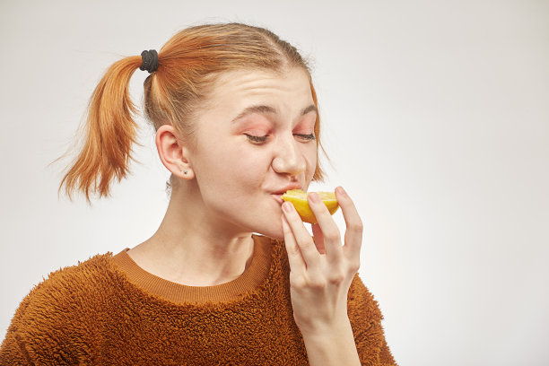 女孩吃柠檬图片下载
