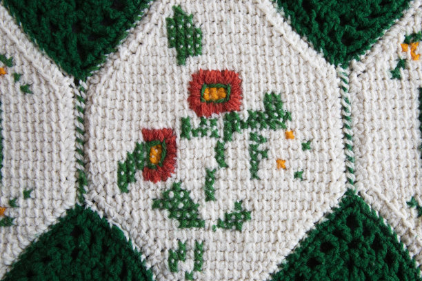 奶奶的绿色和白色补丁毯的特写图片下载