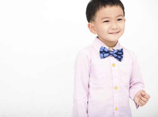 快乐男孩穿着白色的西装图片下载