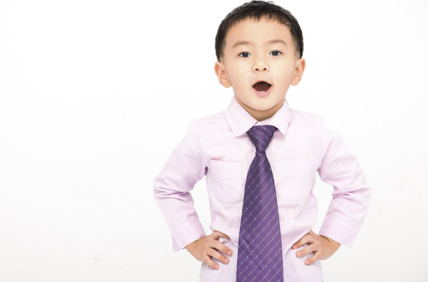 快乐男孩穿着白色的西装图片下载