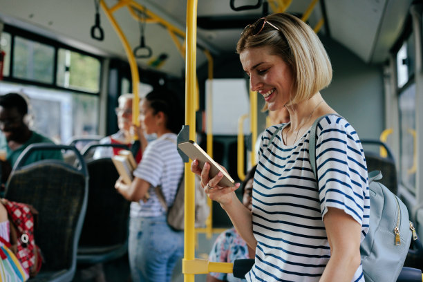 白人女人在公车上发短信图片下载