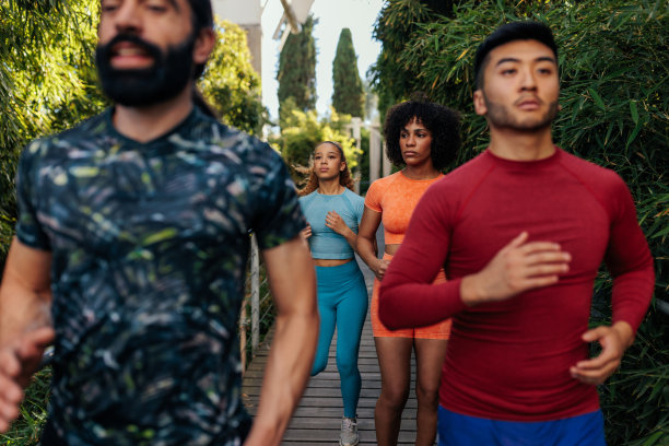 朋友们一起在城市的公共花园慢跑图片下载