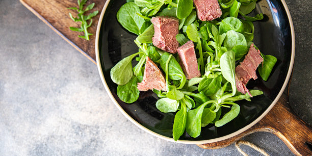 舌沙拉猪肉绿叶花瓣拌菜新鲜健康餐食品零食饮食桌上拷贝太空食物背景图片下载