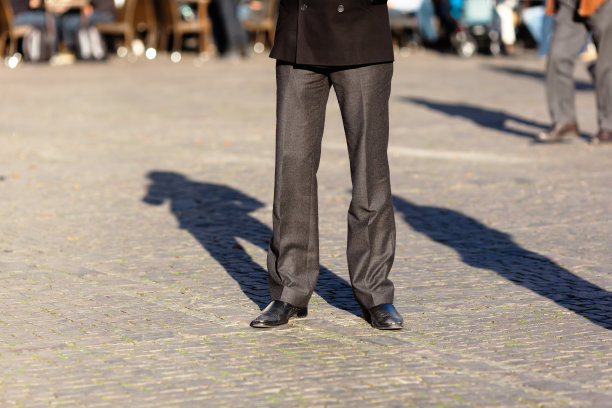 西装男站在广场上图片下载