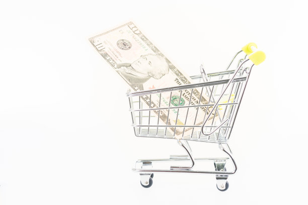 微型购物车与美元钞票孤立在白色背景图片下载