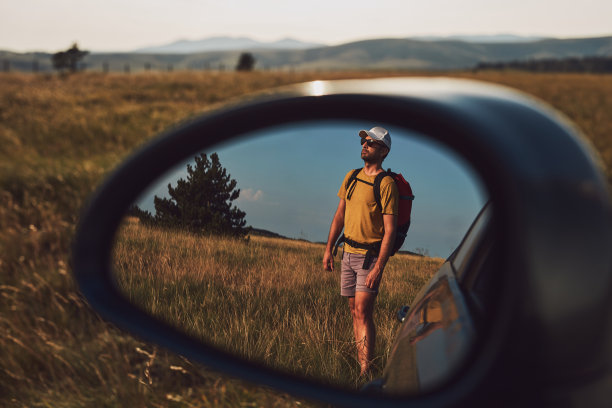 男人在大自然中露营和徒步旅行，在户外拆行李，娱乐和爱好。图片下载