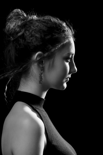 严重的女性形象图片下载