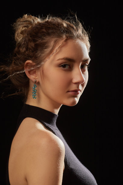 严重的年轻女孩图片下载