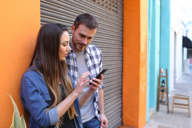 朋友在谈论智能手机的内容图片下载