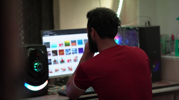 人利用电脑室内影像图片下载