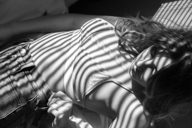 女人在阳光下图片下载