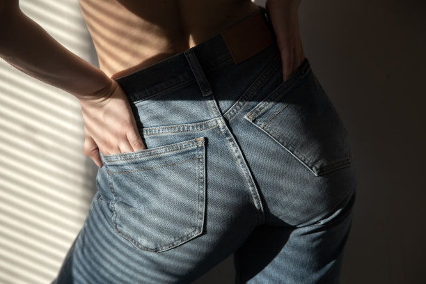 臀部在阳光下图片下载