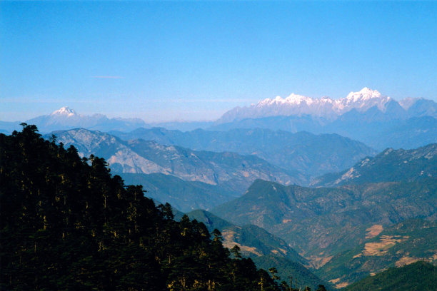 海拔4300米:俯瞰玉龙和哈巴雪山图片下载