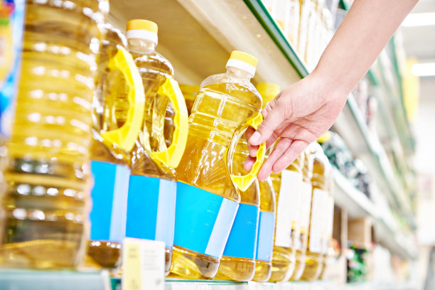 购买者手中的塑料葵花籽油图片下载