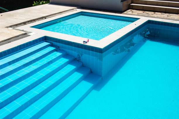 花园旁的私人游泳池图片下载