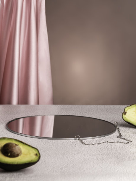 展示模拟香水广告，化妆品展台，鳄梨品牌场景。粉红色的背景与镜子装饰，模型。产品介绍的化妆品背景图片下载