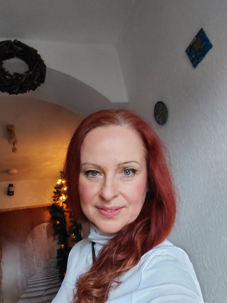 微笑的快乐女性面部特写图片下载