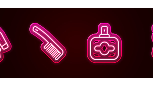 穿上线条浴衣、梳子、香水和毛巾图片下载