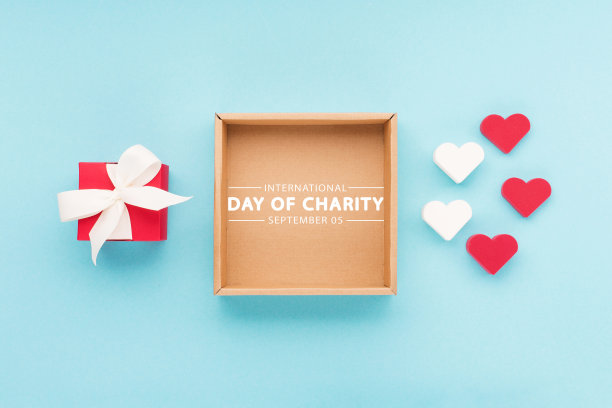 国际慈善日，9月5日。红色的心和蓝色背景的礼盒。图片下载