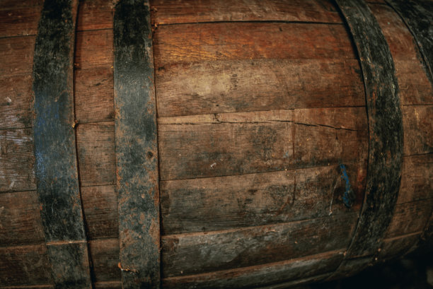 桶在黑暗的内部图片下载