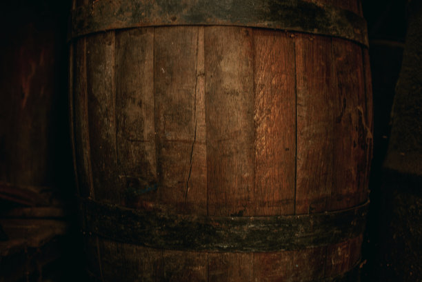 桶在黑暗的内部图片下载