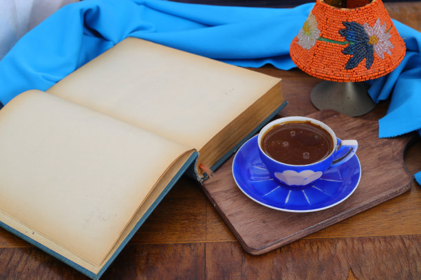 早晨咖啡。舒适的构图:打开的书上的一杯咖啡。静物的概念。本空间图片下载