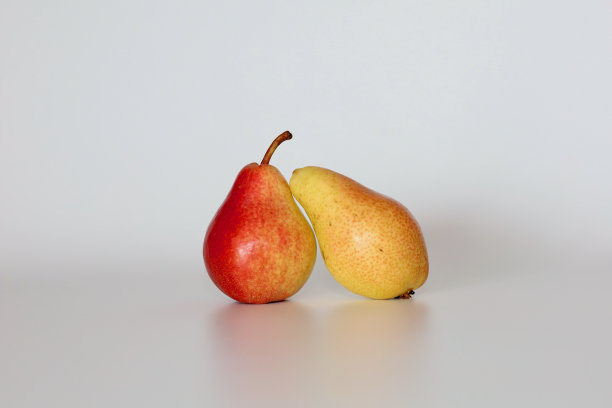 成熟的梨-主题照片的特写。成熟多汁的红梨，可以吃了——白底照片。图片下载