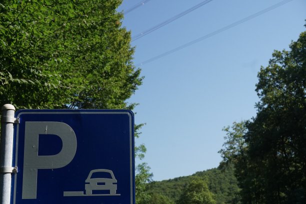 平行于路边标志图片下载