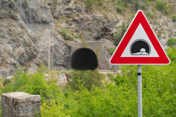 有红色轮廓的三角形标志，指示通往有隧道而没有人工照明的路段。警告路标图片下载