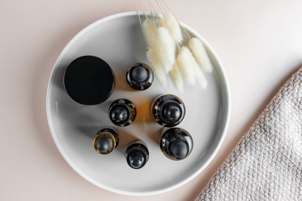 陶瓷托盘上血清瓶的俯视图。可持续生活理念，天然化妆品。无品牌化妆品展示。本空间图片下载