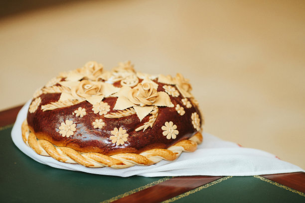 用小麦粉面团做成的婚礼面包放在盘子里图片下载