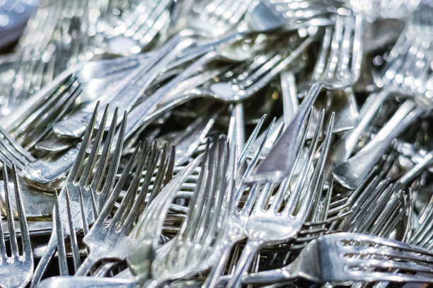 特写图像一堆几十个银色不锈钢叉子图片下载