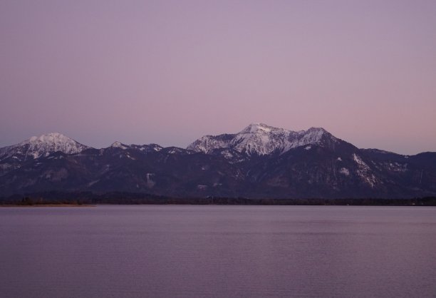 基姆湖粉红色的日落。日落时看到的是弗劳宁塞尔。日落时的阿尔卑斯雪山。图片下载